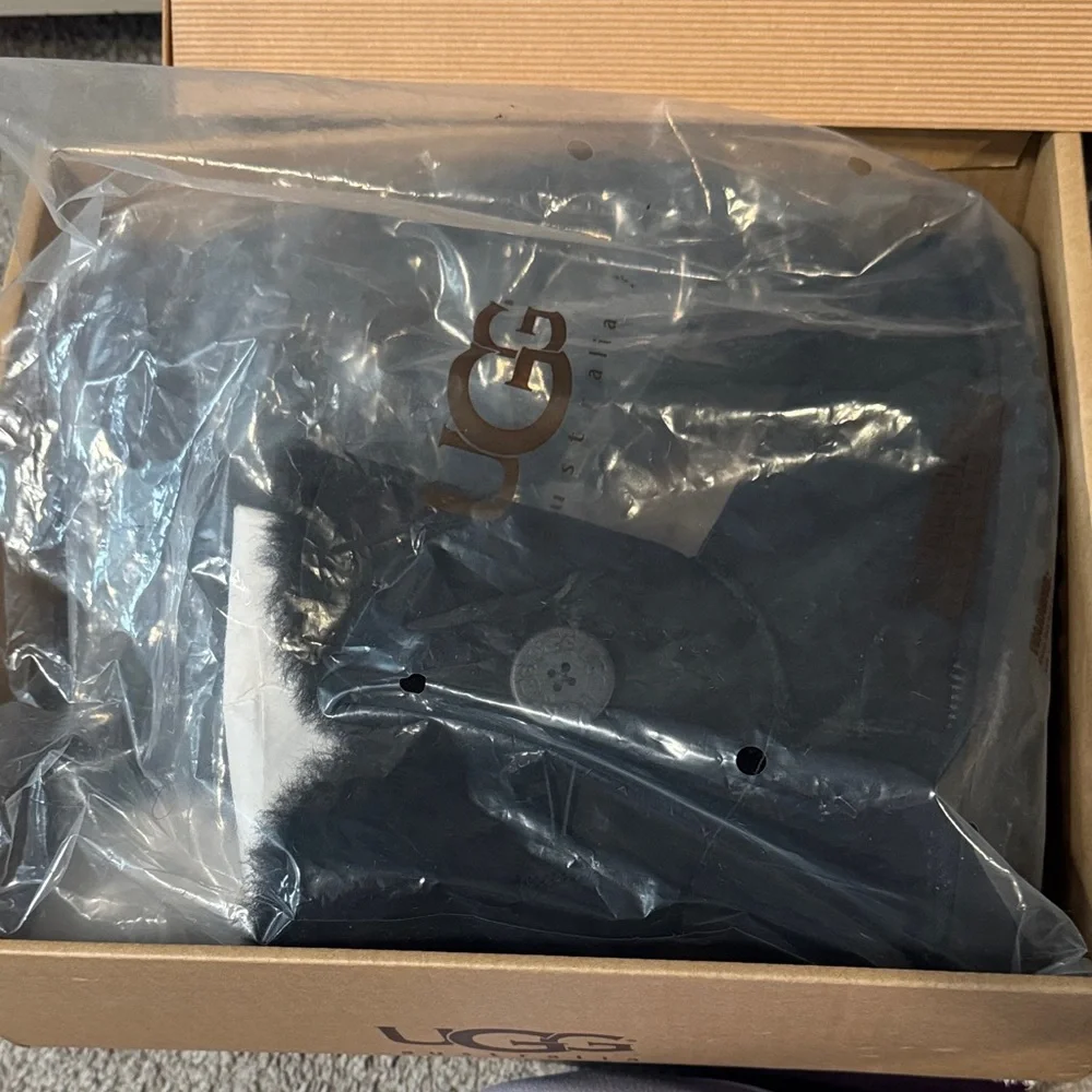UGG Black Boots UGG Bailey Button II - Picture 1 of 7